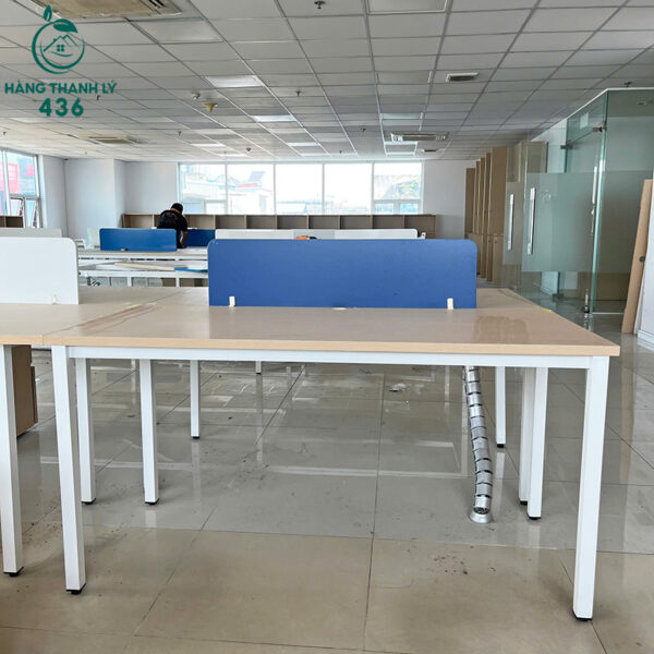 ban-lam-viec-cu-co-vach-ngan-mau-xanh (1) ban lam viec cu co vach ngan mau xanh 1