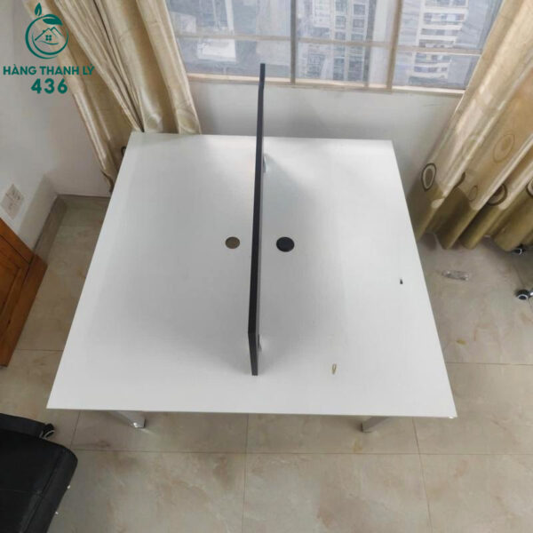 ban lam viec cu cum 2 cho ngoi co vach ngan giua