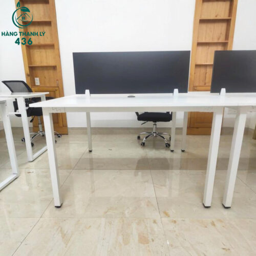 ban lam viec cu cum 4 cho ngoi co vach ngan giua 1