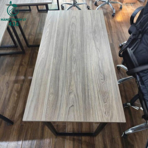 ban lam viec cu mat go van sang chan sat chu u 1