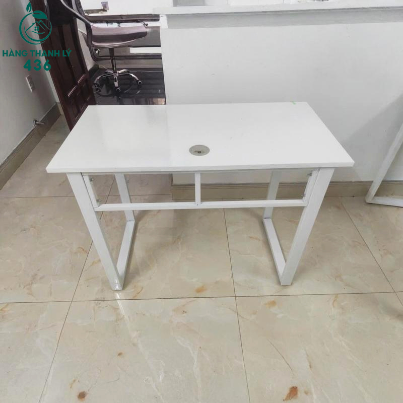Bàn Làm Việc Cũ Mặt Trắng Có Lỗ Đi Dây Gọn Gàng ban-lam-viec-cu-mat-trang-co-lo-di-day-gon-gang-1 Bàn Làm Việc Cũ Mặt Trắng Có Lỗ Đi Dây Gọn Gàng