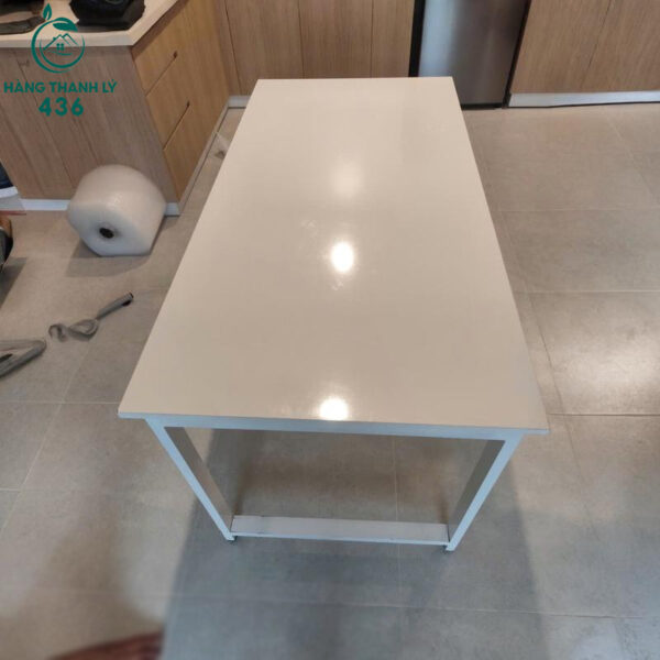 ban lam viec cu mau trang chan sat chac chan