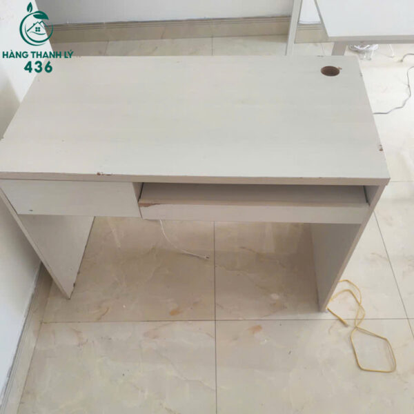 ban lam viec cu mau trang co hoc keo 1