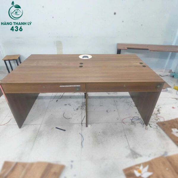 ban lam viec cum cu 2 cho ngoi co hoc keo tien loi 2