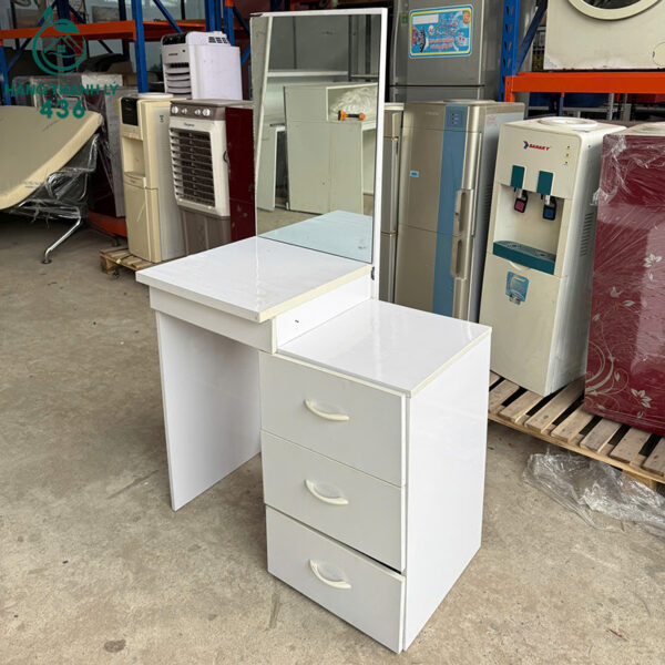 ban-trang-diem-cu-mau-trang-tich-hop-guong-vuong-lon (1) ban trang diem cu mau trang tich hop guong vuong lon 1