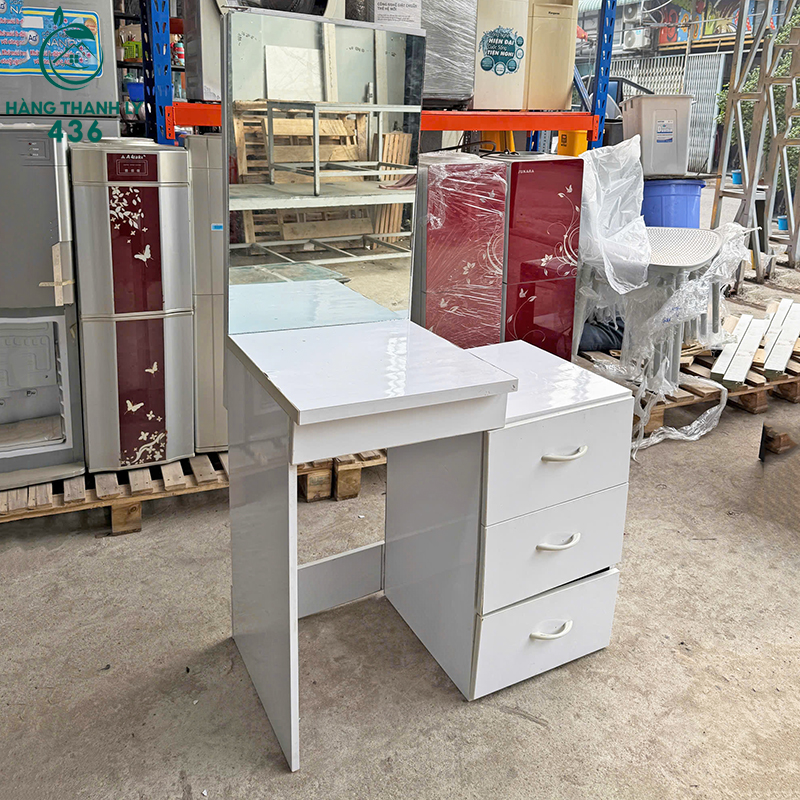 Bàn Trang Điểm Cũ Màu Trắng Tích Hợp Gương Vuông Lớn ban-trang-diem-cu-mau-trang-tich-hop-guong-vuong-lon-4 Bàn Trang Điểm Cũ Màu Trắng Tích Hợp Gương Vuông Lớn