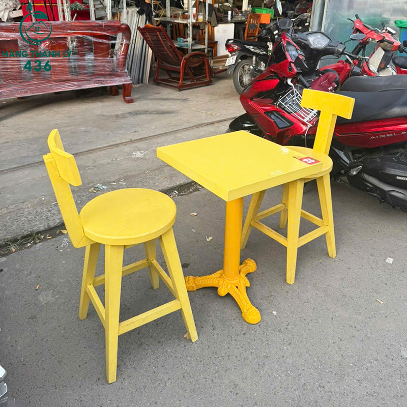 Bộ Bàn Ghế Cafe Cũ Màu Vàng Thiết Kế Đẹp Mắt bo-ban-ghe-cafe-cu-mau-vang-thiet-ke-dep-mat-1 Bộ Bàn Ghế Cafe Cũ Màu Vàng Thiết Kế Đẹp Mắt