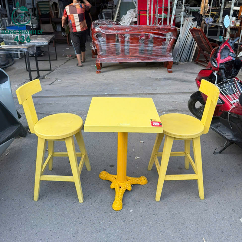 Bộ Bàn Ghế Cafe Cũ Màu Vàng Thiết Kế Đẹp Mắt bo-ban-ghe-cafe-cu-mau-vang-thiet-ke-dep-mat-2 Bộ Bàn Ghế Cafe Cũ Màu Vàng Thiết Kế Đẹp Mắt