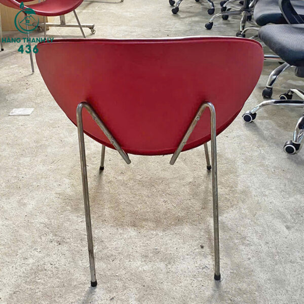 Ghế Cafe Cũ Màu Đỏ Thiết Kế Hình Cong