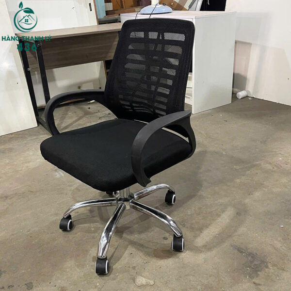 ghe lam viec cu lung luoi thoang khi mau den chan nhua 1 1