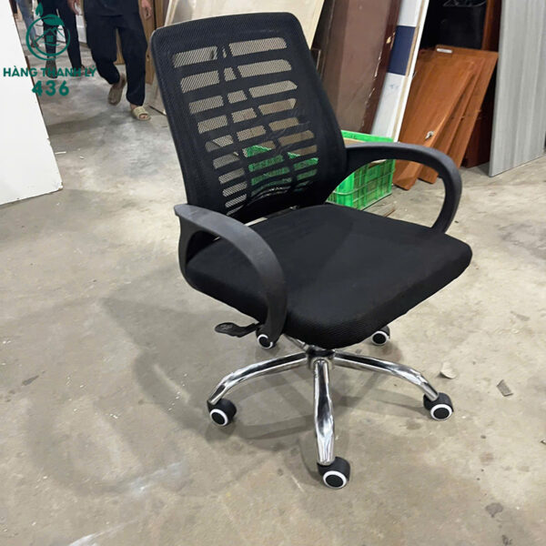 ghe lam viec cu lung luoi thoang khi mau den chan nhua 2 1