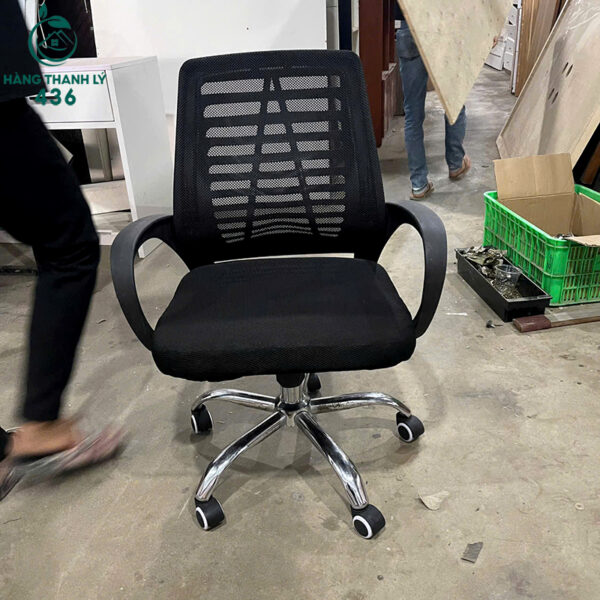 ghe lam viec cu lung luoi thoang khi mau den chan nhua 3 1