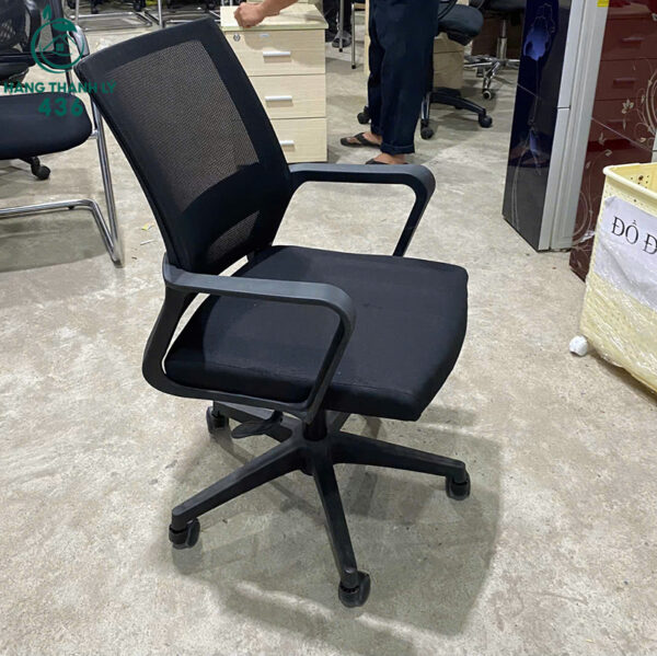 ghe van phong cu chan nhua ben dep co banh xe 2