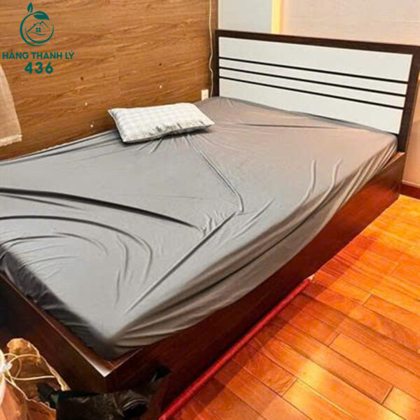 Giường Ngủ Cũ 1M4 Màu Nâu Đỏ Đầu Giường Kẻ Sọc Trắng