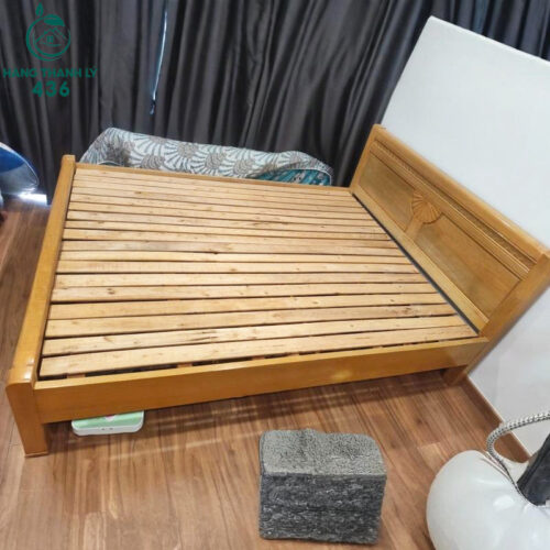 Giường Ngủ Cũ 1M6X2M Gỗ Màu Vàng Sáng Đầu Giường Khắc Hoa Văn