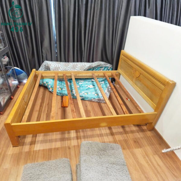 Giường Ngủ Cũ 1M6X2M Gỗ Màu Vàng Sáng Đầu Giường Khắc Hoa Văn