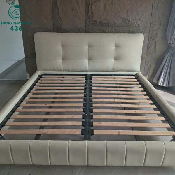 giuong ngu cu 1m8x2m boc nem da mau kem