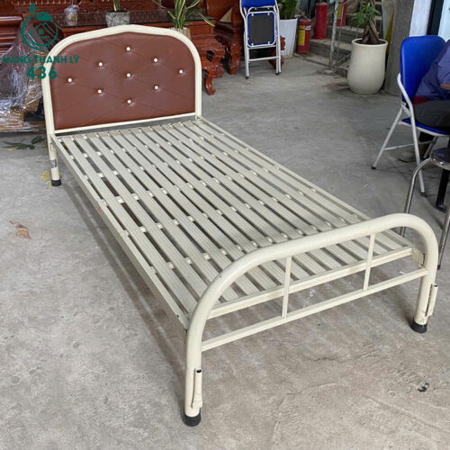 giuong sat cu 1mx2m dau boc da dem mau nau 1