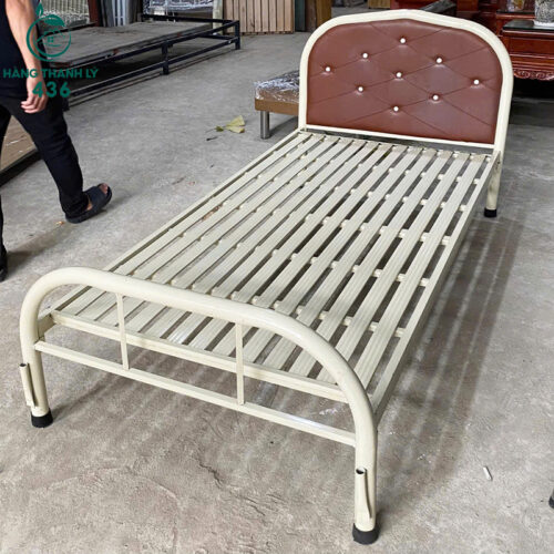 giuong sat cu 1mx2m dau boc da dem mau nau 2