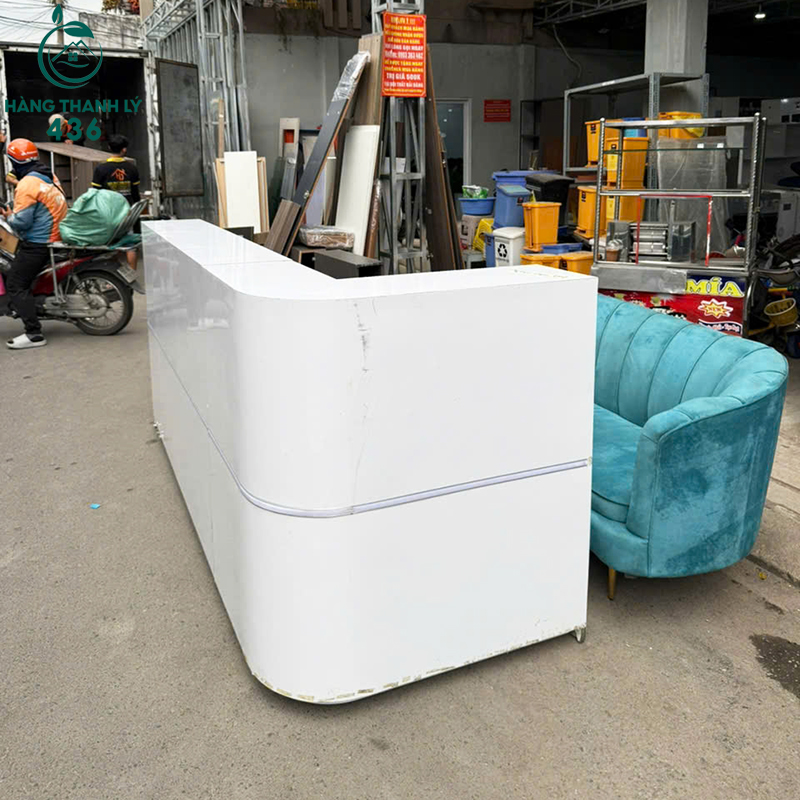 Quầy Lễ Tân Cũ 2M5X1M15 Màu Trắng Thiết Kế Cong quay-le-tan-cu-2m5x1m15-mau-trang-thiet-ke-cong-1-1 Quầy Lễ Tân Cũ 2M5X1M15 Màu Trắng Thiết Kế Cong