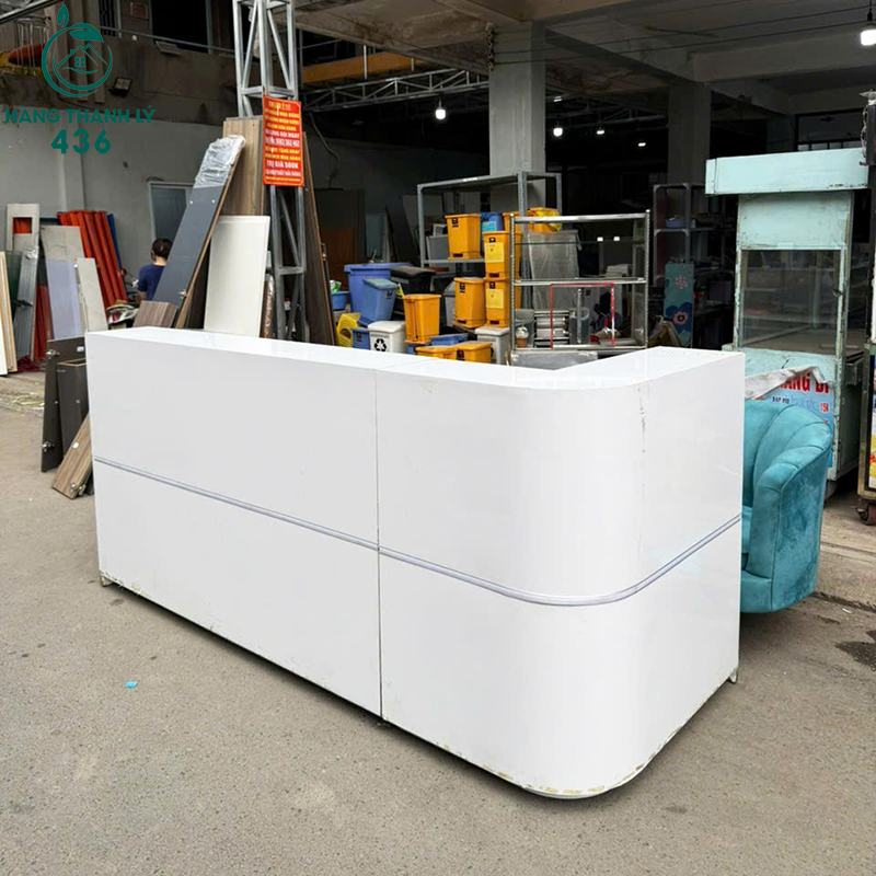 Quầy Lễ Tân Cũ 2M5X1M15 Màu Trắng Thiết Kế Cong quay-le-tan-cu-2m5x1m15-mau-trang-thiet-ke-cong-3 Quầy Lễ Tân Cũ 2M5X1M15 Màu Trắng Thiết Kế Cong
