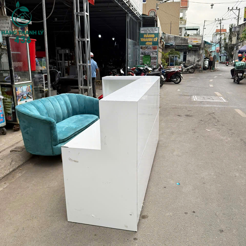 Quầy Lễ Tân Cũ 2M5X1M15 Màu Trắng Thiết Kế Cong quay-le-tan-cu-2m5x1m15-mau-trang-thiet-ke-cong-4-1 Quầy Lễ Tân Cũ 2M5X1M15 Màu Trắng Thiết Kế Cong