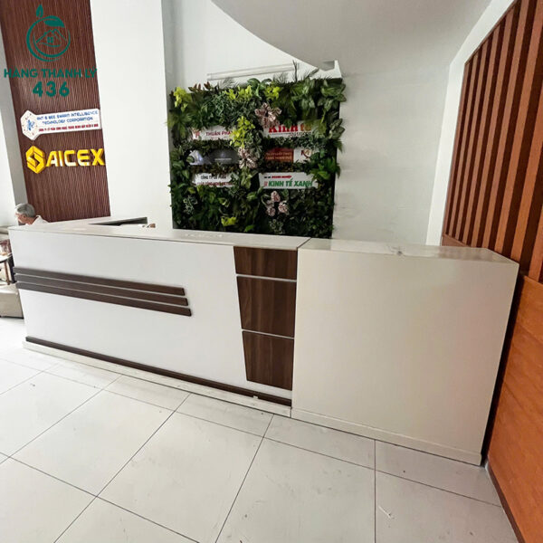 quay-le-tan-cu-chu-l-3m40x1m2-mau-trang-van-go-nau-sang-trong (2) quay le tan cu chu l 3m40x1m2 mau trang van go nau sang trong 2