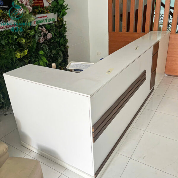 quay-le-tan-cu-chu-l-3m40x1m2-mau-trang-van-go-nau-sang-trong (4) quay le tan cu chu l 3m40x1m2 mau trang van go nau sang trong 4