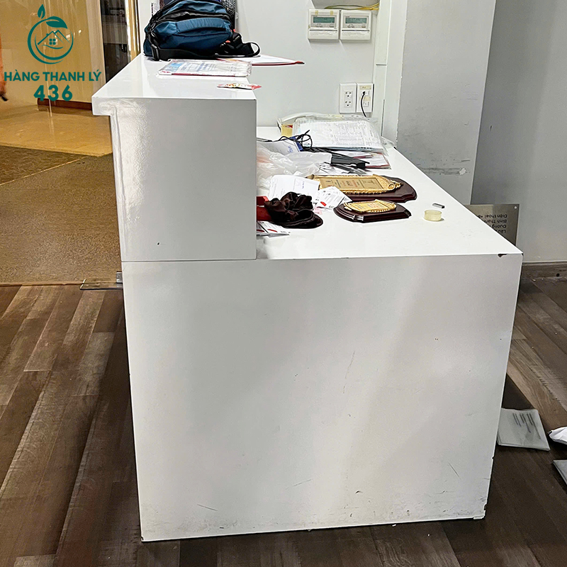 Quầy Lễ Tân Cũ Màu Trắng Đơn Giản Sang Trọng quay-le-tan-cu-mau-trang-don-gian-sang-trong-1 Quầy Lễ Tân Cũ Màu Trắng Đơn Giản Sang Trọng