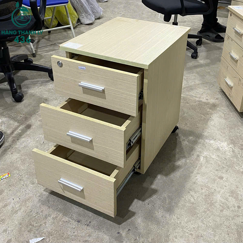 Tủ Cabin Cũ Màu Kem 3 Ngăn Tiện Lợi tu-cabin-cu-mau-van-go-tien-loi-banh-xe-di-chuyen-1 Tủ Cabin Cũ Màu Kem 3 Ngăn Tiện Lợi