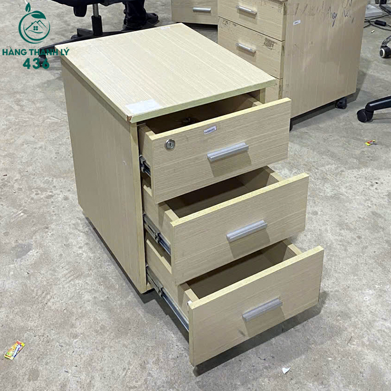 Tủ Cabin Cũ Màu Kem 3 Ngăn Tiện Lợi tu-cabin-cu-mau-van-go-tien-loi-banh-xe-di-chuyen-2 Tủ Cabin Cũ Màu Kem 3 Ngăn Tiện Lợi
