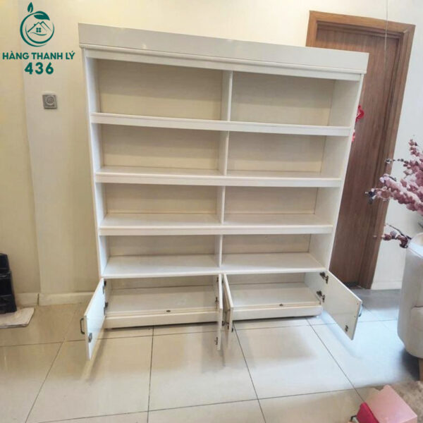 tu trung bay cu 1m7x33cmx1m9 mau trang kem hoc phia duoi 1