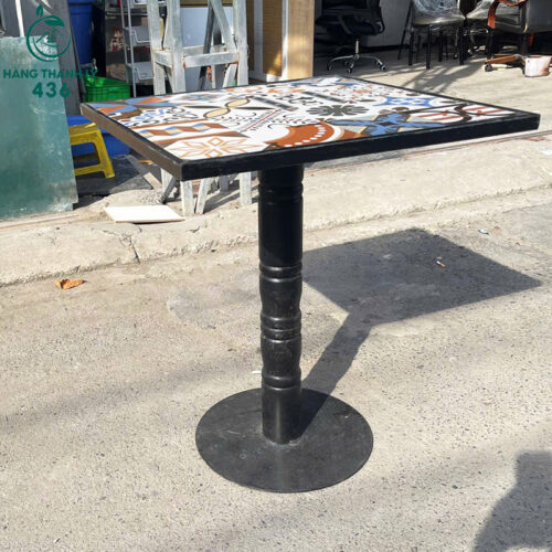 ban cafe cu mat gach hoa van noi bat 1