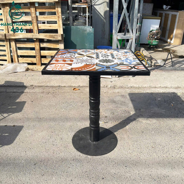 ban cafe cu mat gach hoa van noi bat 2