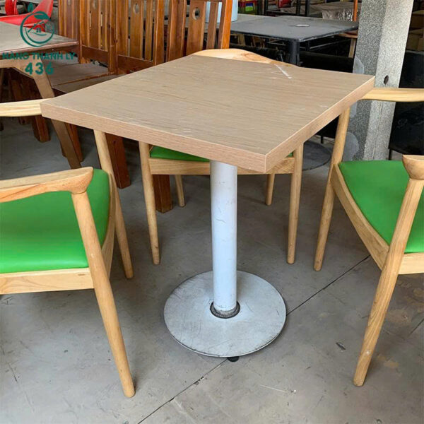 ban cafe cu mat vuong chan tru sat giua vung chac 2