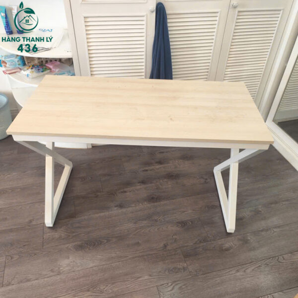 ban-lam-viec-cu-chan-chu-x-thiet-ke-hien-dai