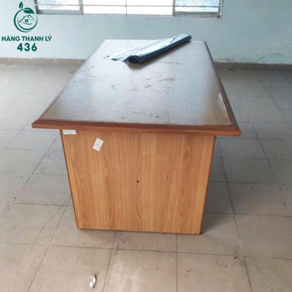 ban lam viec cu van go nau kieu dang don gian