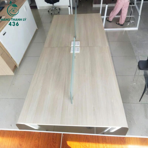 cum ban lam viec cu co vach kinh ngan giua 2