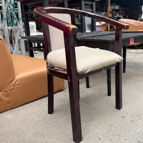 ghe cafe cu khung go tay cong boc dem 1