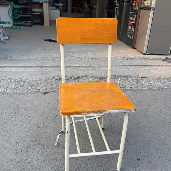 ghe hoc sinh cu co thanh gac chan tien loi 1