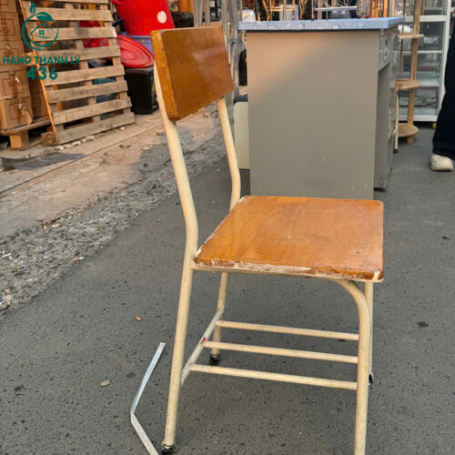 ghe hoc sinh cu co thanh gac chan tien loi 2