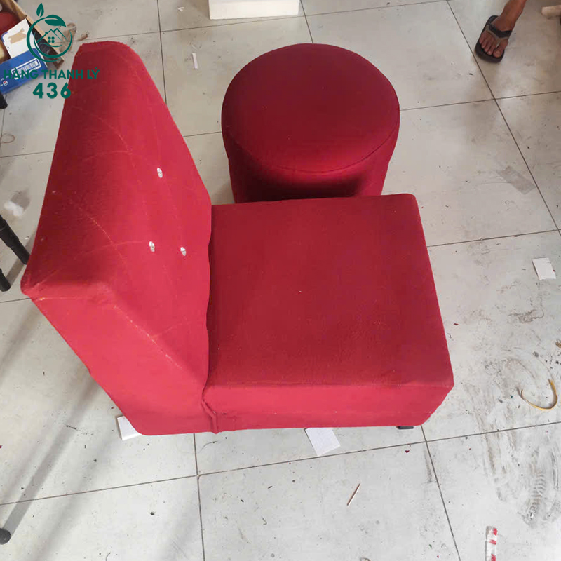 Ghế Sofa Đơn Cũ Kèm Đôn Tròn Đỏ ghe-sofa-don-cu-kem-don-tron-do-1 Ghế Sofa Đơn Cũ Kèm Đôn Tròn Đỏ