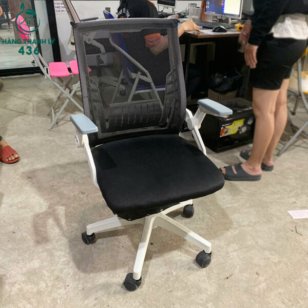 ghe xoay van phong cu lung luoi mau den tay vinh mau xanh 1