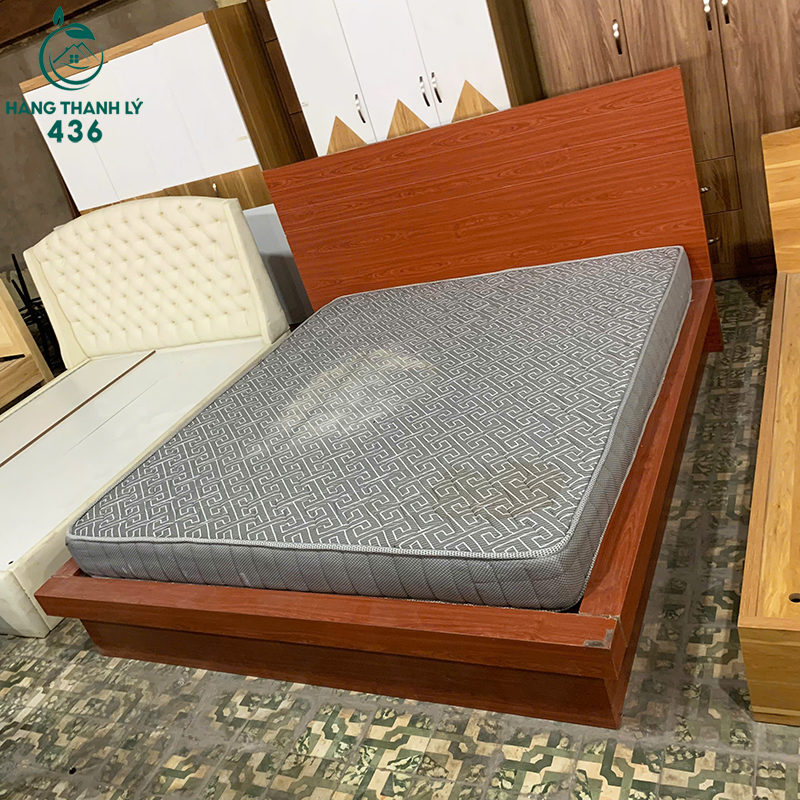 Giường Ngủ Gỗ Cũ Màu Nâu Đỏ Sang Trọng giuong-ngu-go-cu-mau-nau-do-sang-trong-3 Giường Ngủ Gỗ Cũ Màu Nâu Đỏ Sang Trọng