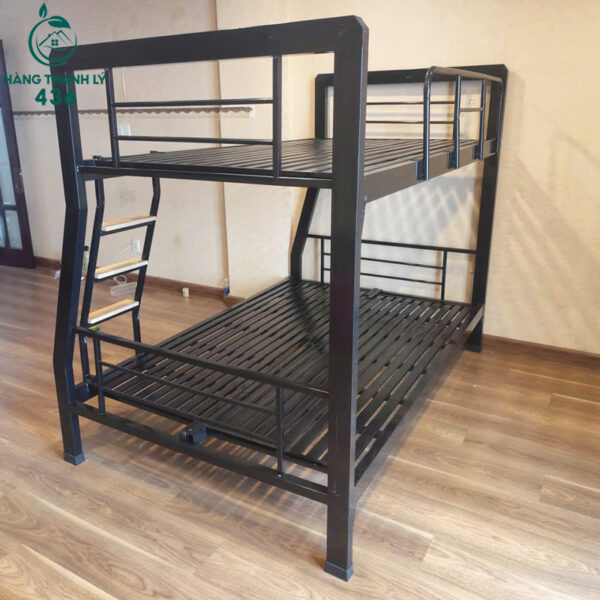 giuong tang sat cu mau den khung day chac chan