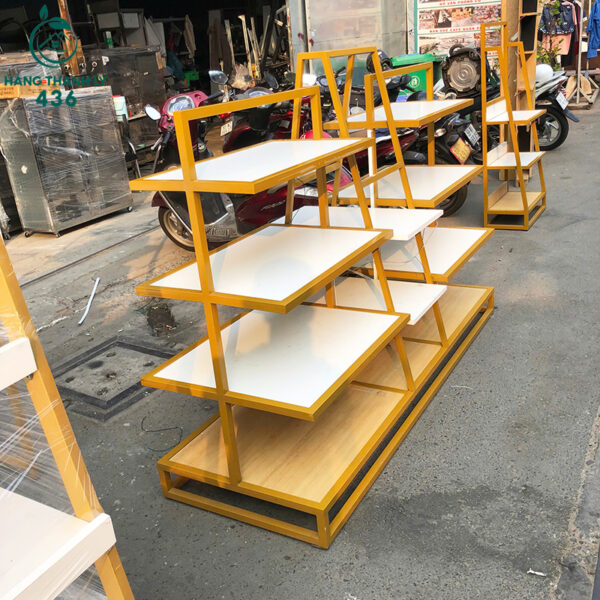 ke trung bay cu 1m85x60cmx1m3 thiet ke nhieu tang hang dep 1