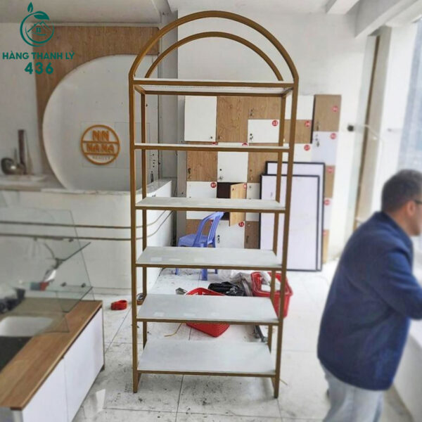 ke trung bay cu thiet ke vom khung sat son vang