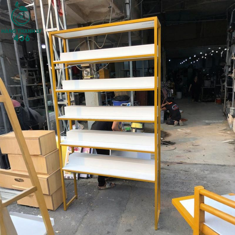 Kệ Trưng Bày Cửa Hàng Cũ 1M2X30CMX2M Màu Vàng Trắng ke-trung-bay-cua-hang-cu-1m2x30cmx2m-mau-vang-trang-2 Kệ Trưng Bày Cửa Hàng Cũ 1M2X30CMX2M Màu Vàng Trắng