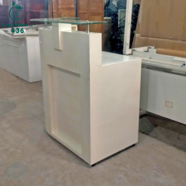 Quầy Lễ Tân Cũ 1M2X1M12X57CM Màu Trắng Bo Cong Kèm Mặt Kính