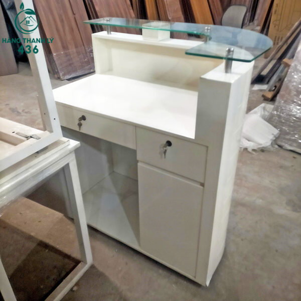 Quầy Lễ Tân Cũ 1M2X1M12X57CM Màu Trắng Bo Cong Kèm Mặt Kính